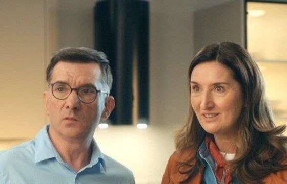 Zabawna małżeńska relacja w nowej reklamie mebli Agata