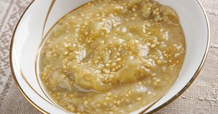 Na Bałkanach mówią o niej "biały ajwar". Przepyszna pasta z pieczonego bakłażana i papryki