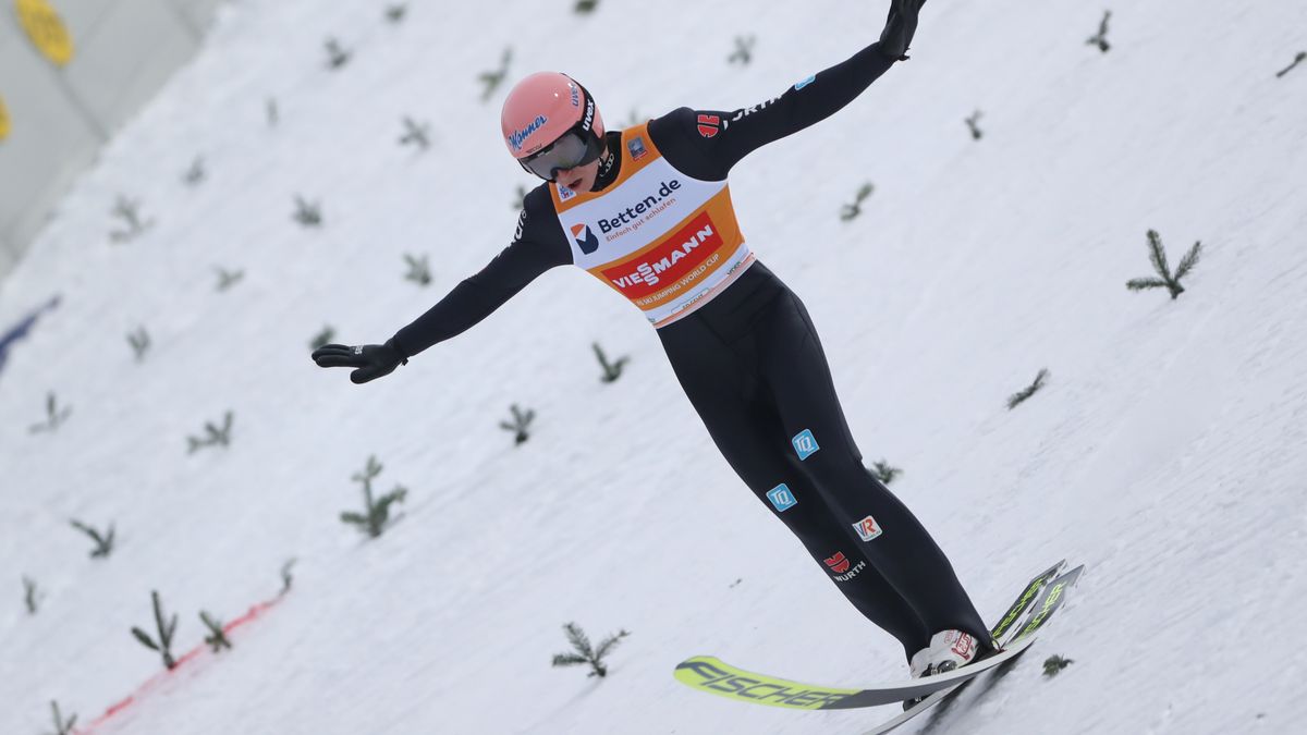 Klingenthal, Niemcy, 12.12.2021. Niemiec Karl Geiger podczas kwalifikacji do niedzielnego indywidualnego konkursu Pucharu Świata w skokach narciarskich na skoczni HS 140, w niemieckim Klingenthal, 12 bm. (js) PAP/Grzegorz Momot