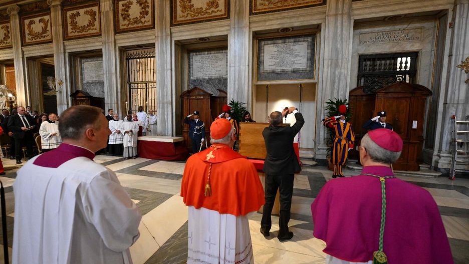 Pope Francis laid to rest at the Basilica of St. Mary Major in Rome
epa12056641 A handout picture provided by the Vatican Media shows Cardinal Kevin Joseph Farrell (C), Camerlengo of the Holy Roman Church, presiding over the entombment of the late Pope Francis in the Basilica of Santa Maria Maggiore in Rome, Italy, 26 April 2025.Pope Francis passed away on Easter Monday, 21 April 2025, at the age of 88. According to his wishes, he will be buried in the Papal Basilica of St. Mary Major.  EPA/VATICAN MEDIA HANDOUT HANDOUT EDITORIAL USE ONLY/NO SALES 
Dostawca: PAP/EPA.
VATICAN MEDIA HANDOUT
pontiff, Basilica, funeral, burial, coffin