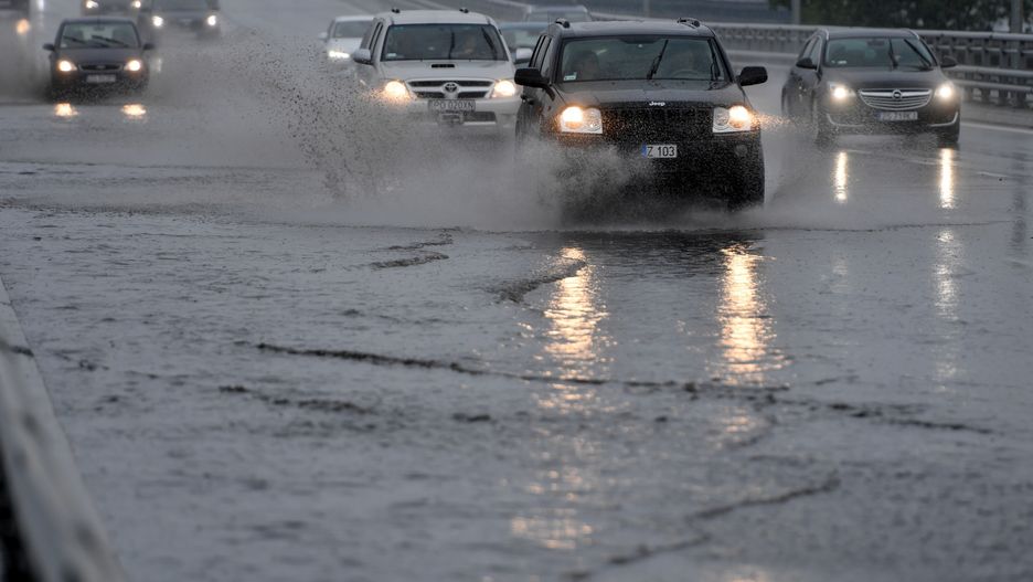 Kłodzko. Coraz wyższy poziom wód. IMGW wydało ostrzeżenie drugiego stopnia