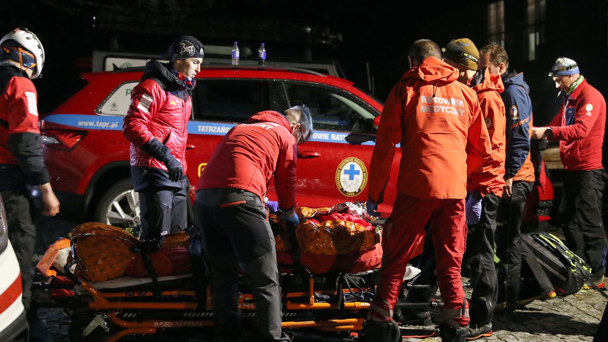 Zakopane, Morskie Oko, 11.06.2023. Ratownicy TOPR transportują turystę, poszkodowanego podczas wędrówki na Rysy, 10 bm. w Zakopanem. W sobotę na szlakach doszło do kilku wypadków. Ze względu na warunki atmosferyczne w akcji ratowniczej nie mógł brać udziału śmigłowiec. Ratownicy dotarli do poszkodowanych i transportowali ich nad Morskie Oko. (gm/amb) PAP/Grzegorz Momot***UWAGA BRAK ZGODY NA PUBLIKACJĘ WIZERUNKU POSZKODOWANEGO TURYSTY!!!***