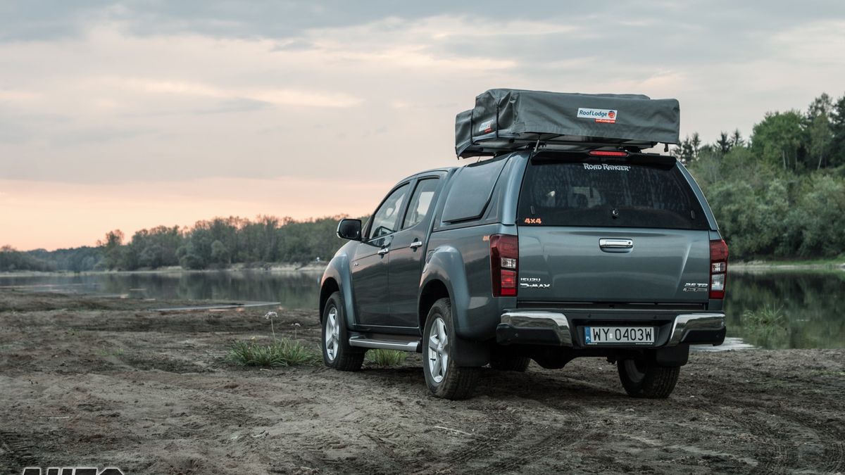 Posiadanie dzielnego terenowo samochodu z namiotem na dachu inspiruje do zjechania z utwardzonych szlaków i rozpoczęcia poszukiwania przygód.