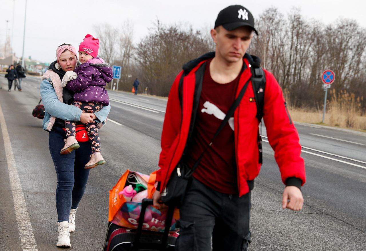 Rodzina z małym dzieckiem zmierza ku granicy ukraińsko-węgierskiej.