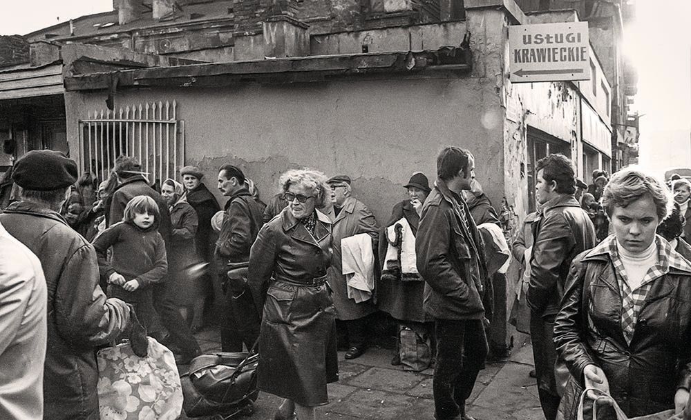 Jerzy Woropiński to prażanin, fotograf, urodzony w 1948 roku w Warszawie. Pracował m.in. jako fotoreporter dla Polskiej Agencji Interpress, redakcji „Tygodnika Kulturalnego”, „Magazynu Rodzinnego”, „Prawa i Życia”. Współpracował także z National Geographic, Krajową Agencją Wydawniczą, Biurem Promocji m.st. Warszawy. Jest autorem licznych zdjęć dawnej stolicy oraz laureatem wielu konkursów fotograficznych.