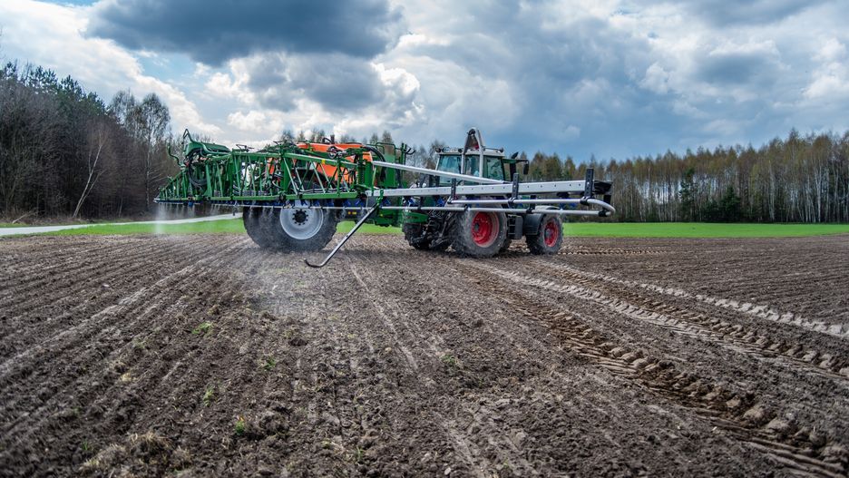 oprysk łubinu przedwschodowo / Fendt i Amazone UX / 2022