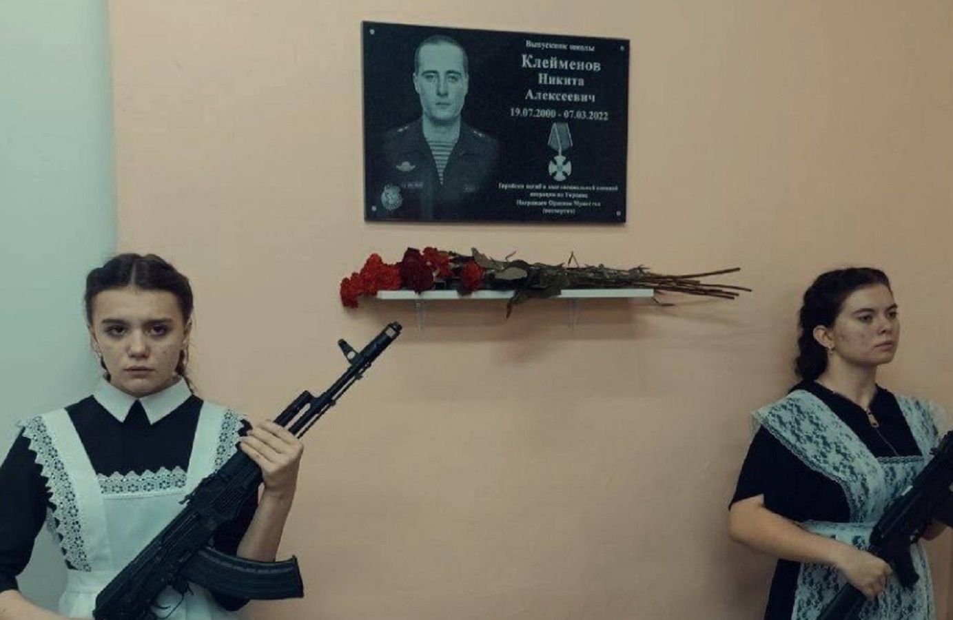 Odsłonili tablicę w rosyjskiej szkole. Widok jak z horroru
