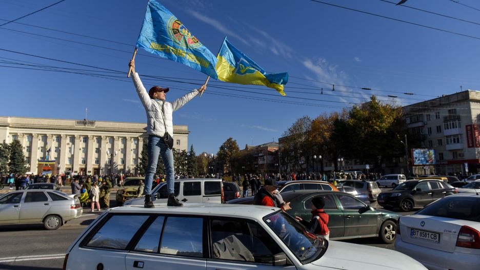 People wave Ukrainian flags atop a car during a patriotic rally after Presidnet Zelesnky's visit to the recaptured city of Kherson, Ukraine, 14 November 2022. Ukrainian troops entered Kherson on 11 November after Russian troops had withdrawn from the city. Kherson was captured in the early stage of the conflict, shortly after Russian troops had entered Ukraine in February 2022. EPA/OLEG PETRASYUK Dostawca: PAP/EPA.