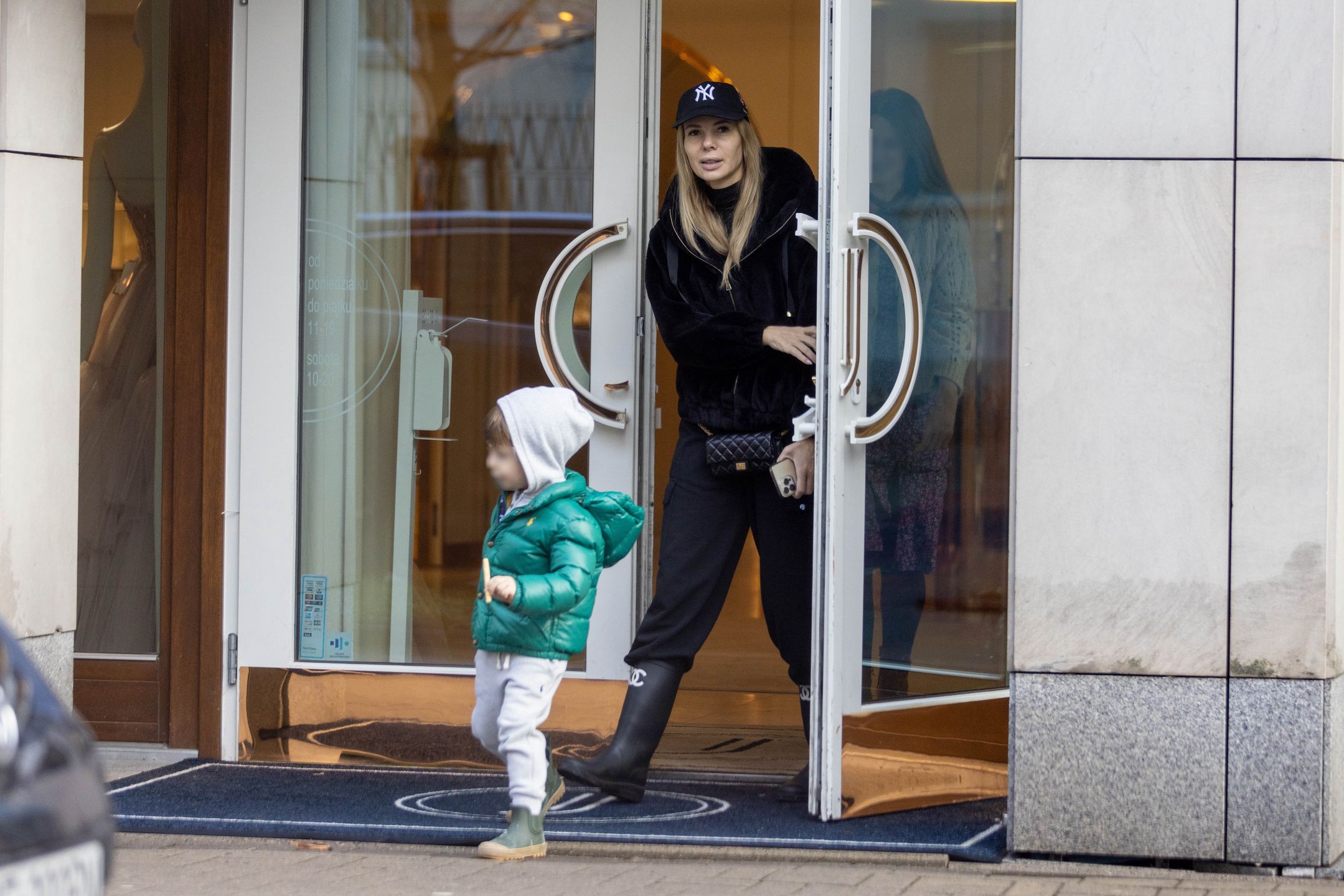 Izabela Janachowska wychodzi z synem ze swojego concept store