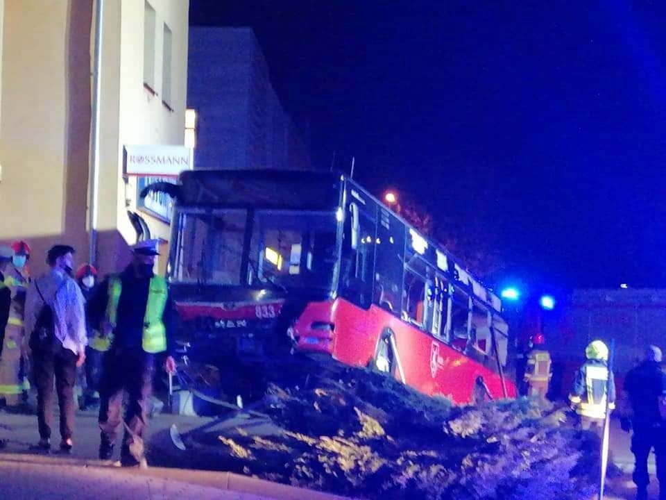 Autobus zatrzymał się na barierkach. Kierowca zakażony koronawirusem