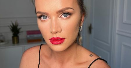 Pokazała się w skórzanej mini. Ale to rajstopy skradły show