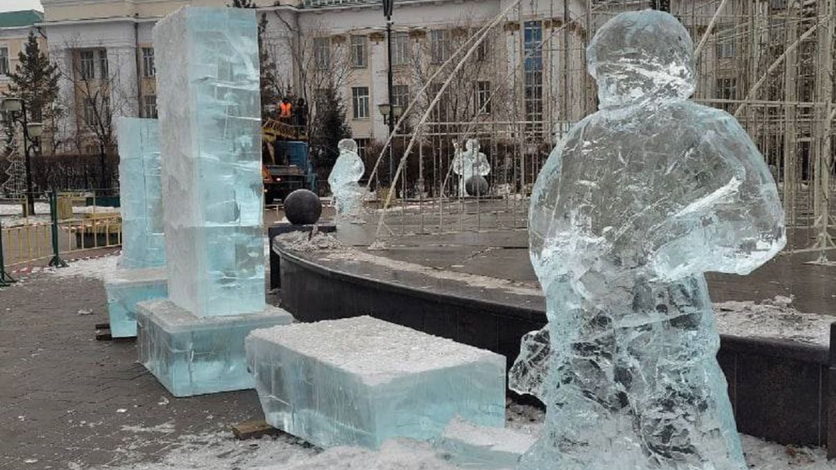 Rzeźby lodowe w kształcie żołnierzy w Rosji 