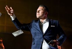 Mentzen wyśmiany. Rozrzucał zabawkowe banknoty