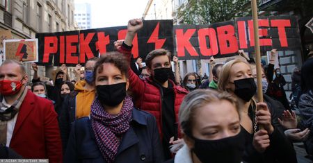 Wyrok Trybunału ws. aborcji.  Decyzja nieprzypadkowa, w tle pękniecie w PiS