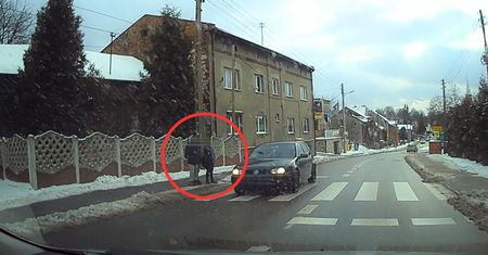 Kierowca volkswagena przesadził. Dzieci były już na przejściu