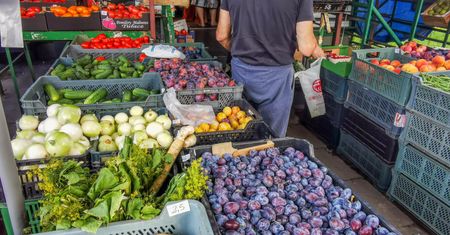 Sklepy toną w długach, Polacy rezygnują z produktów. Co się dzieje?