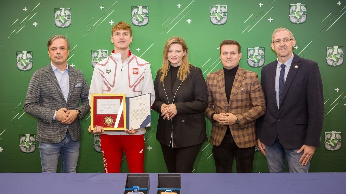 Kacper Stokowski, przedstawiciele Miasta Lublin, Urzędu Marszałkowskiego Województwa Lubelskiego, Polskiego Związku Pływackiego oraz AZS-u UMCS Lublin