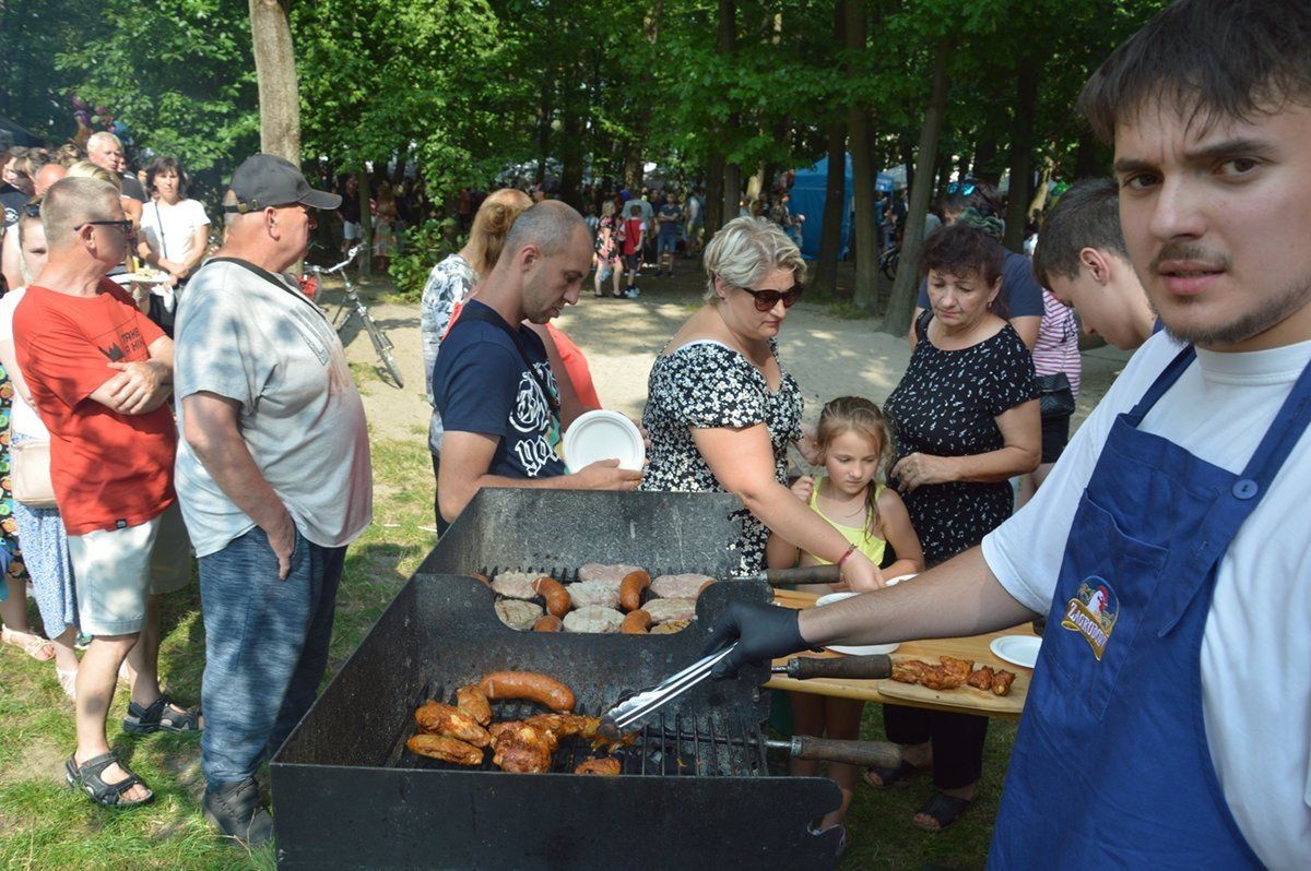 Po dania z grilla ustawiła się olbrzymia kolejka