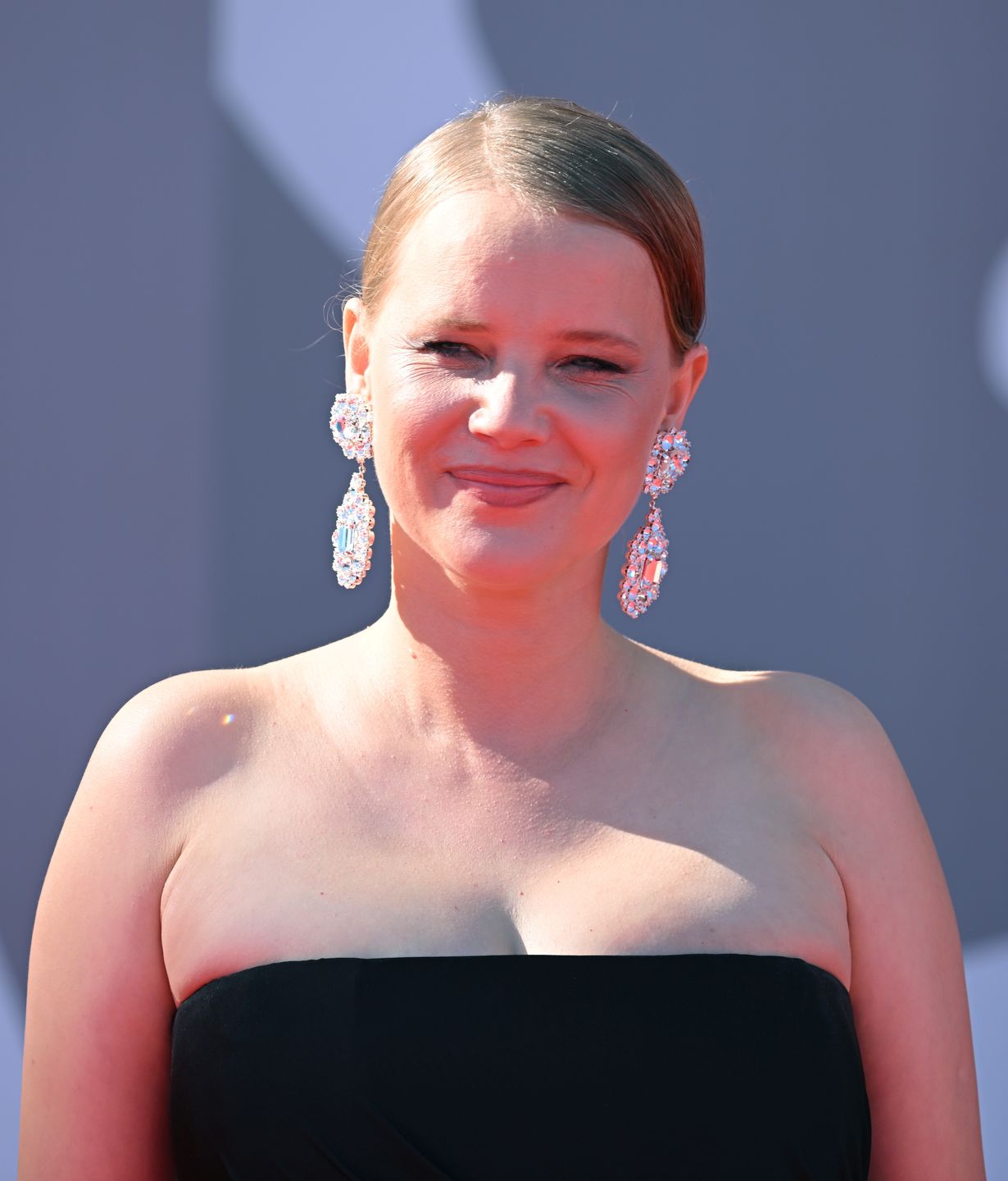 Joanna Kulig odsłania ramiona i nogę na festiwalu w Wenecji