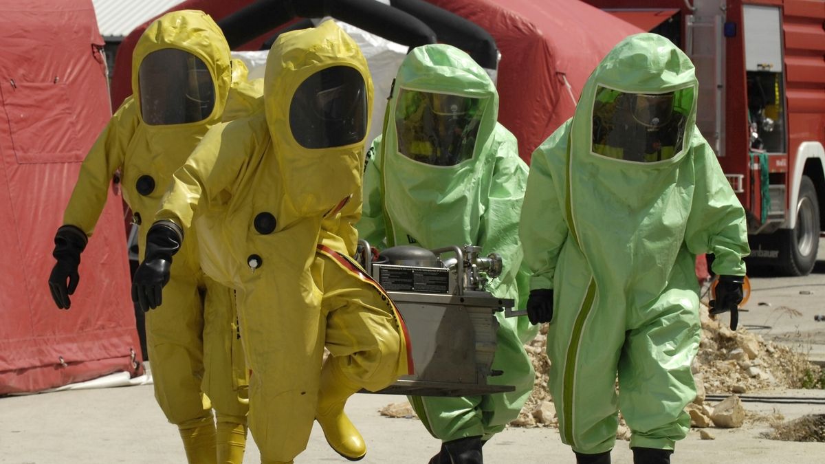 Four decontamination operatives at work in green and yellowchemical workersmayo5Nuclear Energy, Protective Suit, Radiation, Toxic Substance, Chemical Plant, Nuclear Power Station, Chemistry, Biology, Aggression, Teamwork, Danger, Material, Violence, War, biochemical, decontaminate, decon, Industry, Technology