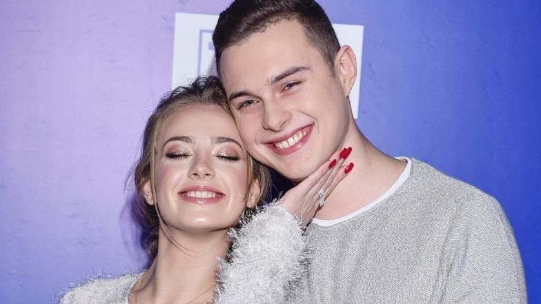 Wiktoria Gąsiewska i Adama Zdrójkowski pozują w zimowej scenerii