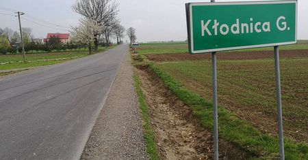 Kłodnica Górna: Wypadł z drogi i uderzył w przepust. Nie żyje 20-letni kierowca (zdjęcia)