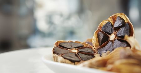 Jak zrobić czarny czosnek? Przepis na niezwykły dodatek do dań