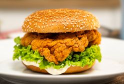 Chrupiący burger z kurczaka jak Zinger. Zrób go w domu w 30 minut