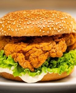 Chrupiący burger z kurczaka jak Zinger. Zrób go w domu w 30 minut
