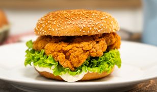 Chrupiący burger z kurczaka jak Zinger. Zrób go w domu w 30 minut