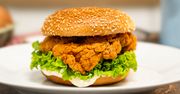 Chrupiący burger z kurczaka jak Zinger. Zrób go w domu w 30 minut
