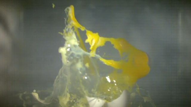 Niszczycielska siła mikrofalówki w zwolnionym tempie [wideo] 1