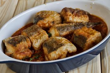 Zapomnij o rybie smażonej w panierce. Pieczona w pomidorach smakuje jak z greckiej tawerny