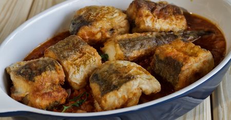 Zapomnij o rybie smażonej w panierce. Pieczona w pomidorach smakuje jak z greckiej tawerny