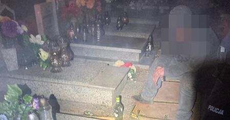 Policjanci osłupieli. Taki widok zastali na cmentarzu