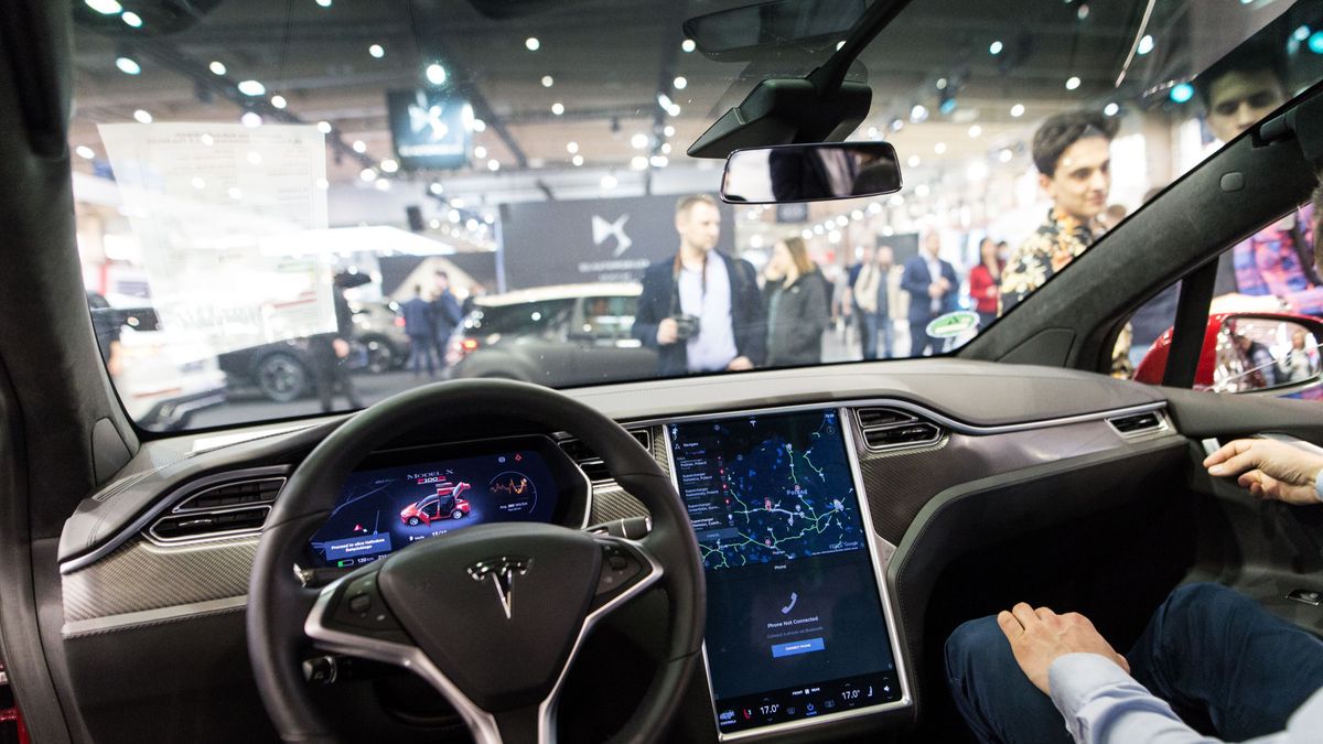 Tesla została zhakowana (fot. East News/Adam Jastrzebowski/REPORTER