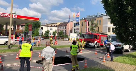 Cieszyn. Niespodzianka jak z koszmaru, wielka dziura w jezdni