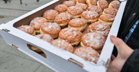 Pączki od szefa. Co z podatkiem?