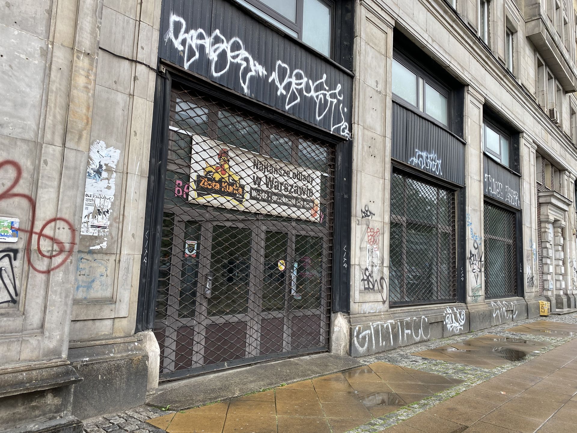 Warszawa. Bar Złota Kurka przy ulicy Marszałkowskiej przez wiele dekad karmił dobrze i niedrogo. Dzierżawców wykończyła jednak pandemia. Ale, ponieważ czasem złe wydarzenia dają przypadkowo dobre rezultaty, Warszawa zyska wyjątkowy lokal, który będzie przyciągać sympatyków wystroju wnętrz w stylu retro