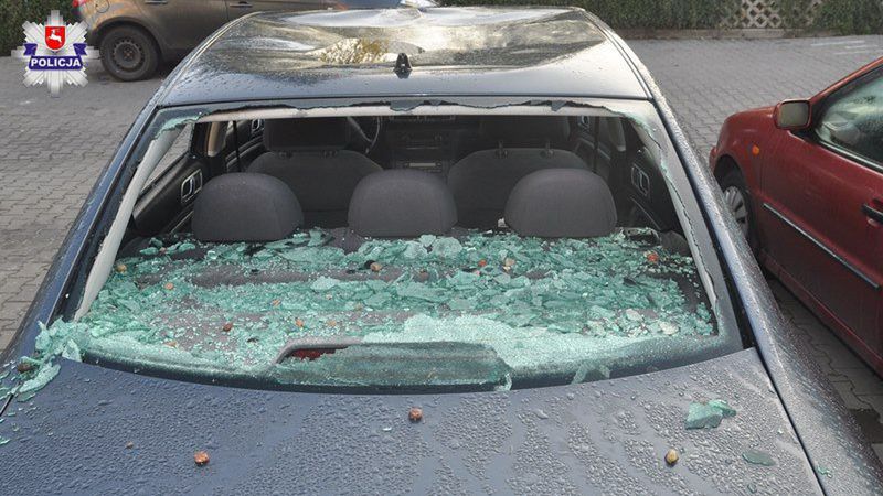 Wybite szyby w samochodzie - zdjęcie ilustracyjne