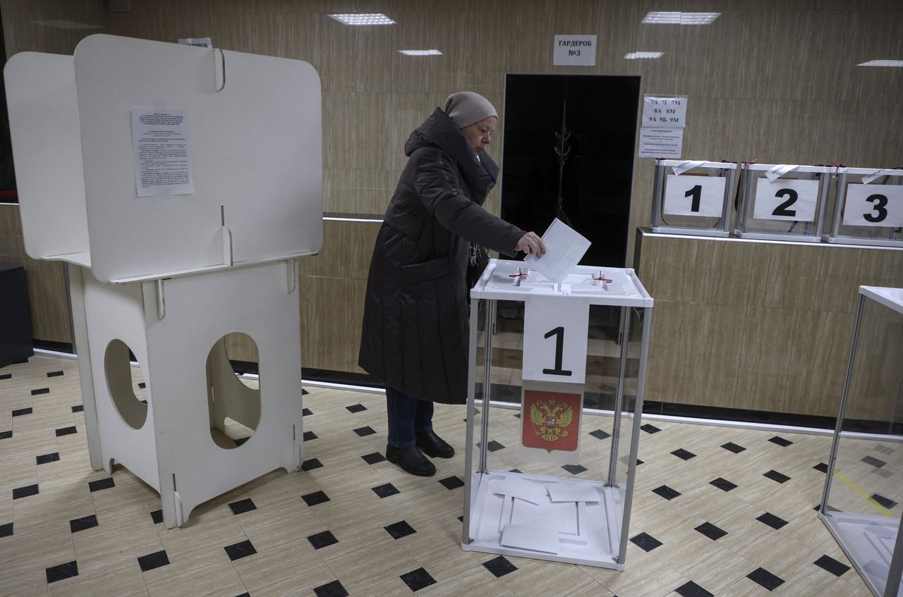 A Russian woman casts her ballot during the presidential elections in Moscow, Russia, 17 March 2024. The Federation Council has scheduled presidential elections for 17 March 2024. Voting will last three days: March 15, 16 and 17. Four candidates registered by the Central Election Commission of the Russian Federation are vying for the post of head of state: Leonid Slutsky, Nikolai Kharitonov, Vladislav Davankov and Vladimir Putin. EPA/SERGEI ILNITSKY Dostawca: PAP/EPA.