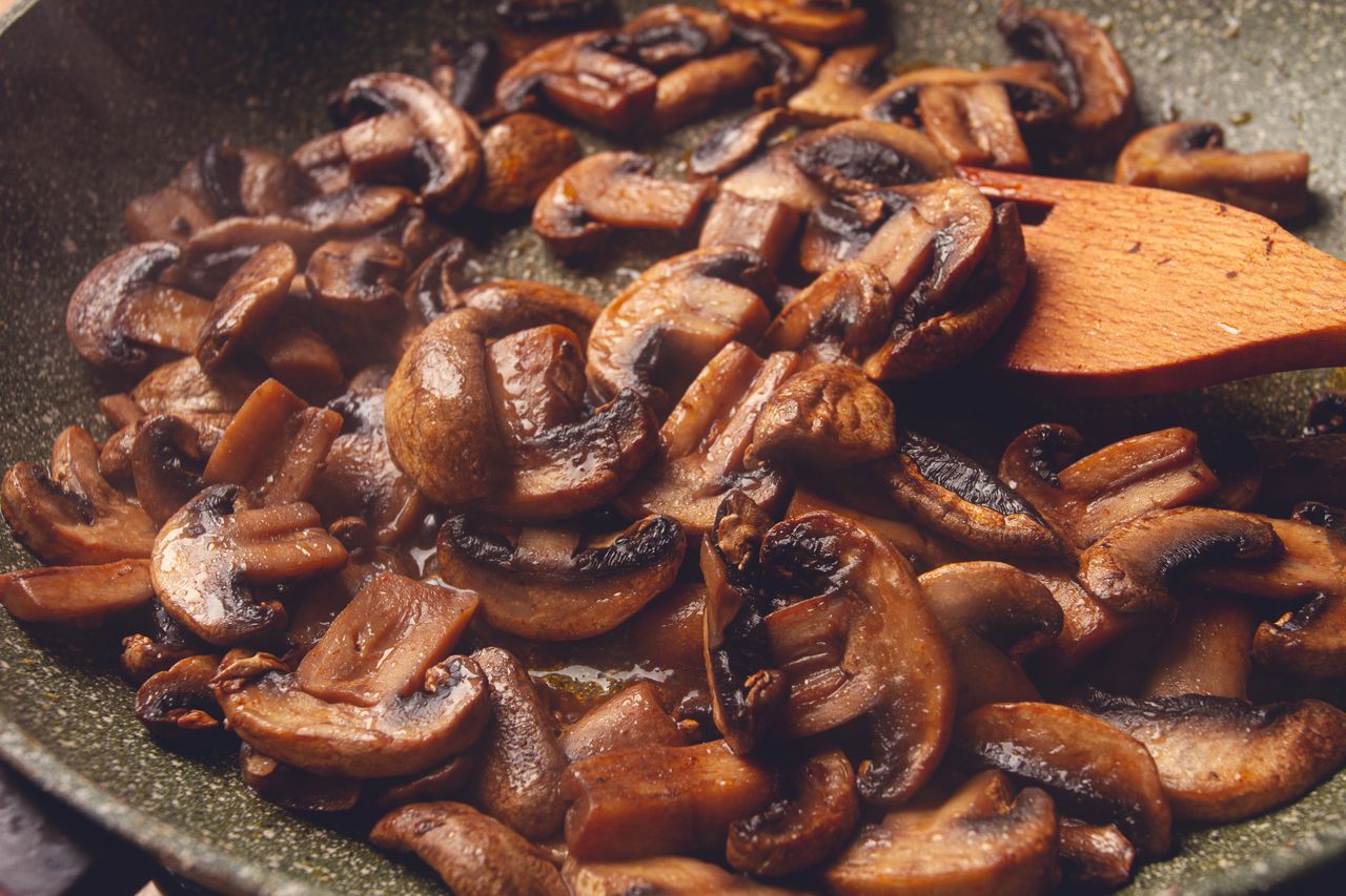 Pieczarki smażę w ten sposób. Nie ociekają tłuszczem i zachowują mięsistą konsystencję