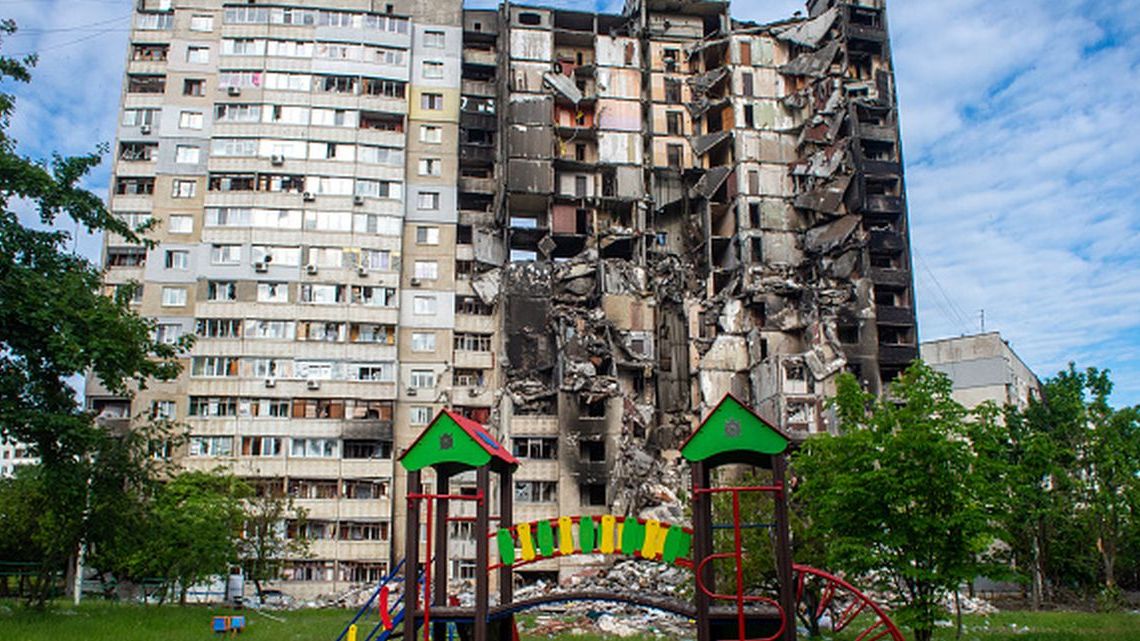 Zniszczony blok w Charkowie. Według wstępnych szacunków straty spowodowane przez Rosjan w Ukrainie przekroczyły już 600 mld dolarów