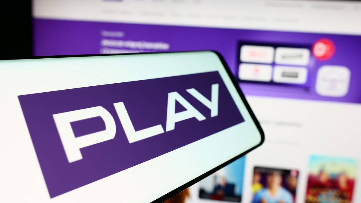 Na zdjęciu logotyp Play na tle witryny internetowej