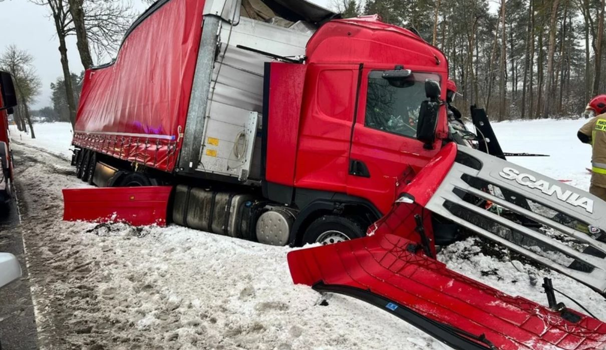 Groźny wypadek w Złotej Wodzie. Kabina kierowcy zmiażdżona