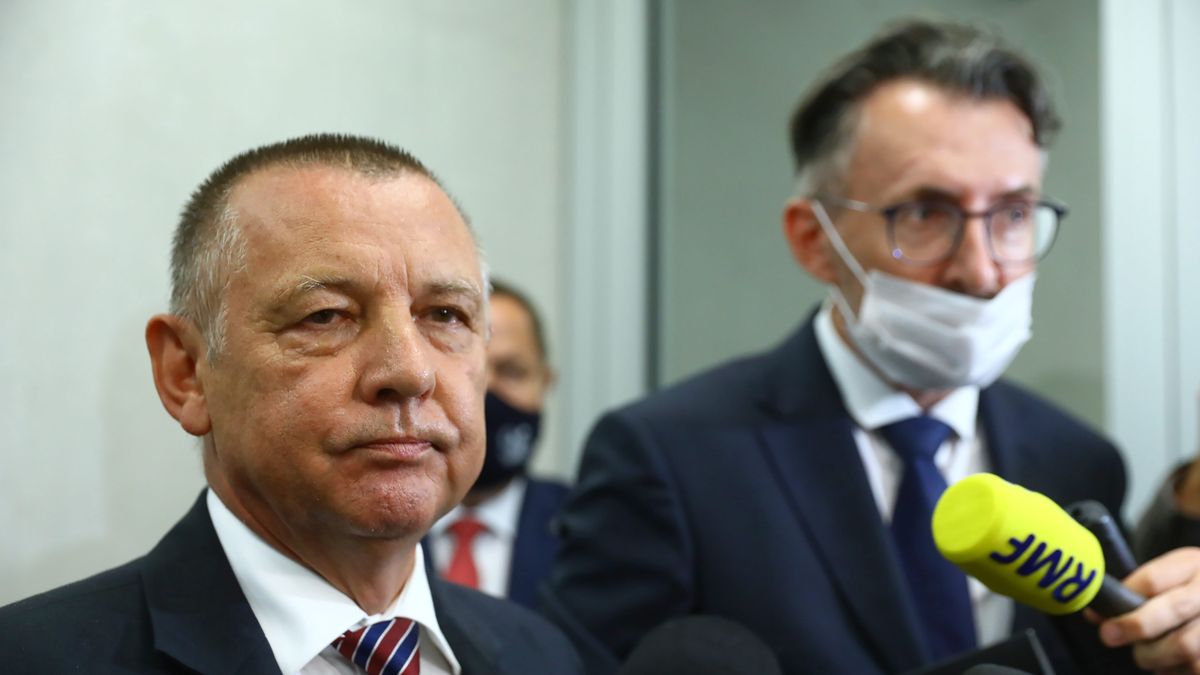 Warszawa, 10.08.2021. Prezes NIK Marian Banaś (L) podczas wypowiedzi dla mediów w drodze na posiedzenie sejmowej komisji regulaminowej, spraw poselskich i immunitetowych, 10 bm. w Sejmie w Warszawie. Komisja zajmuje się rozpatrzeniem wniosku Prokuratora Regionalnego w Białymstoku o wyrażenie zgody przez Sejm na pociągnięcie do odpowiedzialności karnej prezesa Najwyższej Izby Kontroli. (kf) PAP/Rafał Guz