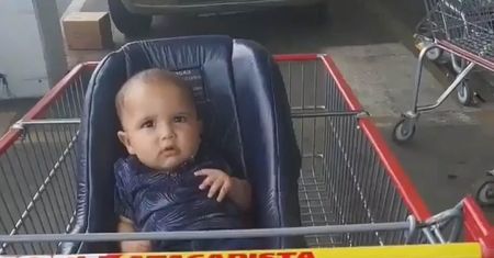 Zapominalscy rodzice zostawili dziecko na parkingu