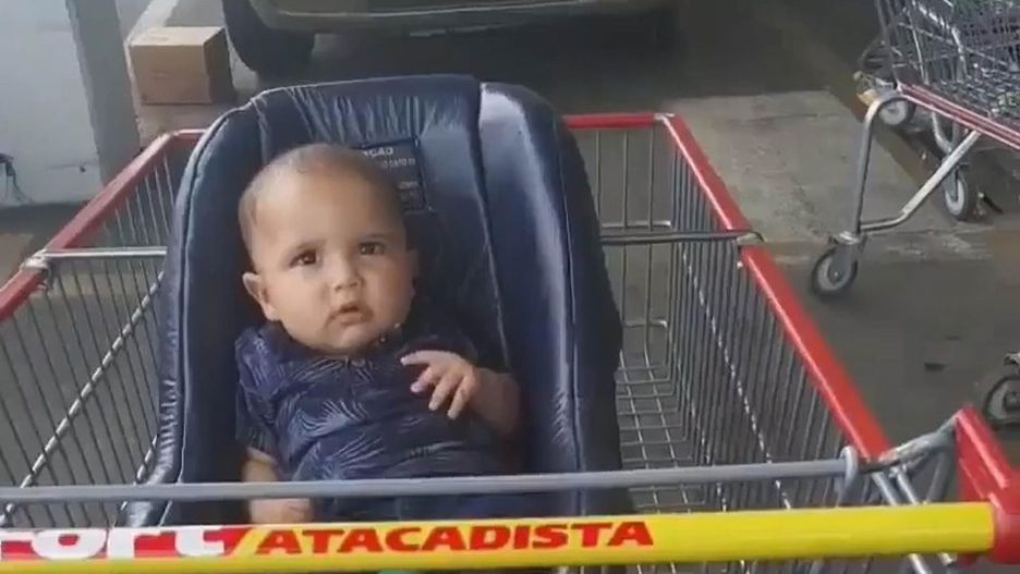 Zostawili dziecko na parkingu