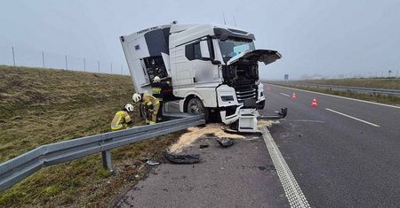 Staranował bariery na S19. Kierowca zasłabł