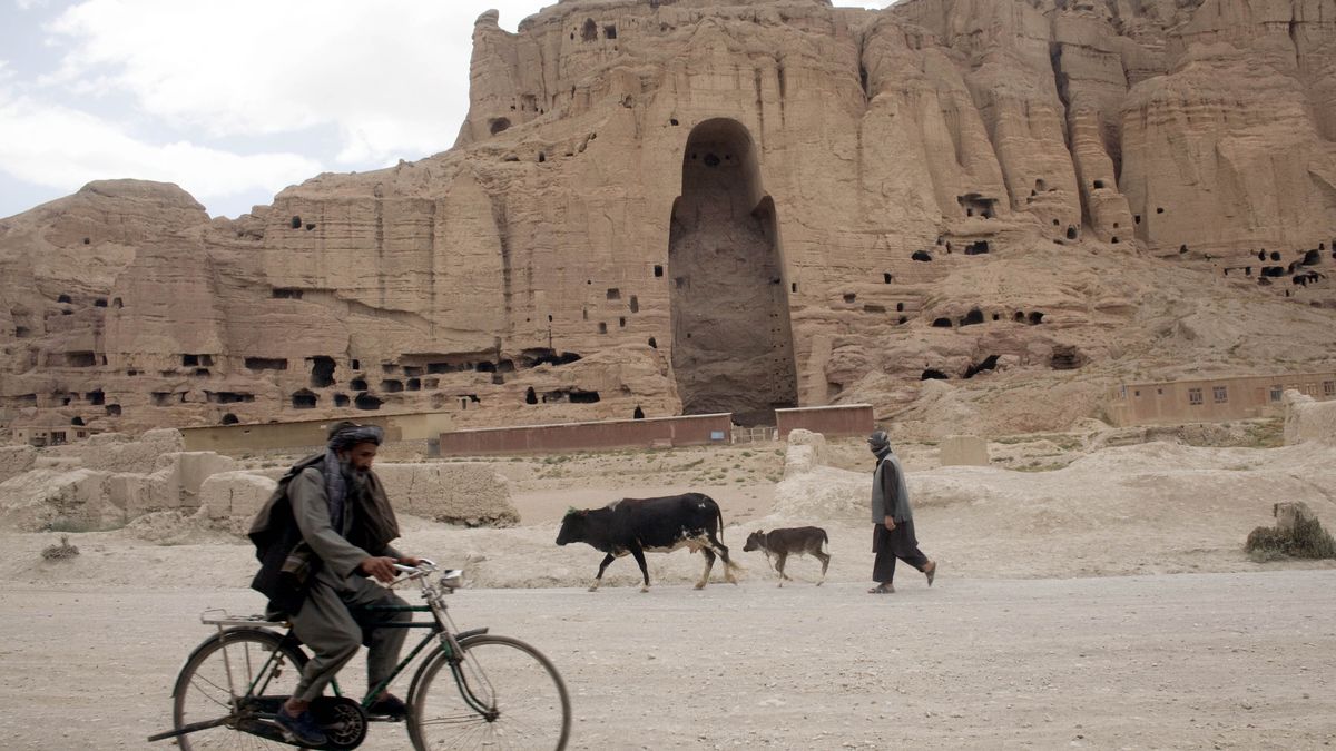 Ruiny starożytnych posągów Buddy w Bamian